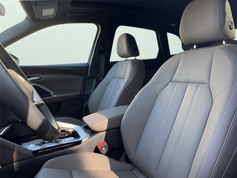 Used 2025 Audi Q5 Premium w/ Convenience Package image 11