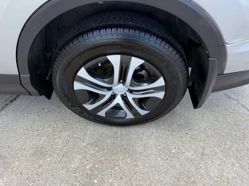 Used 2018 Toyota RAV4 LE FWD image 9