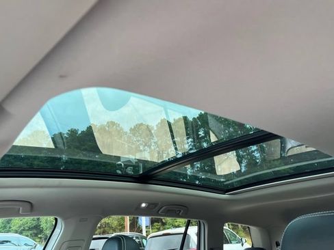 Used 2022 Volkswagen Atlas SE w/ Panoramic Sunroof Package FWD image 11