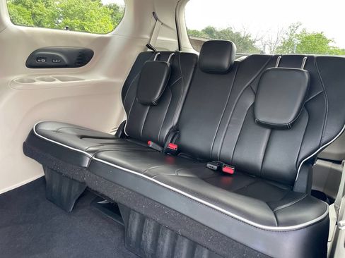 Used 2022 Chrysler Pacifica Limited FWD image 11