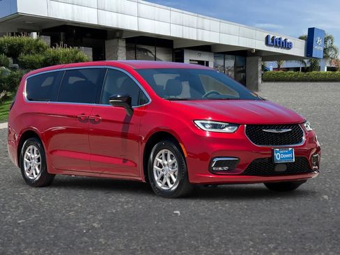 Used 2025 Chrysler Pacifica Select FWD image 10