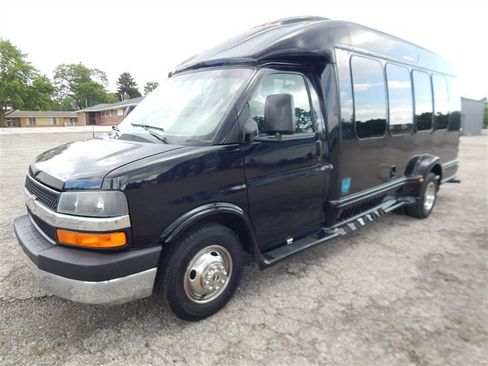 Used 2010 Chevrolet Express 3500 Extended RWD image 3