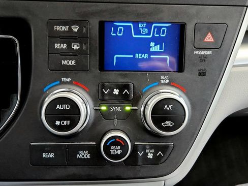 Certified 2020 Toyota Sienna LE w/ LE Preferred Package FWD image 31