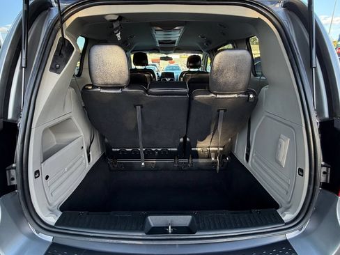 Used 2014 Chrysler Town & Country Touring FWD image 11