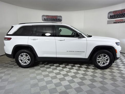 Used 2023 Jeep Grand Cherokee Laredo image 2