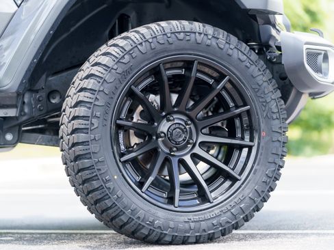 Used 2025 Jeep Wrangler Unlimited Sahara AWD/4WD image 8