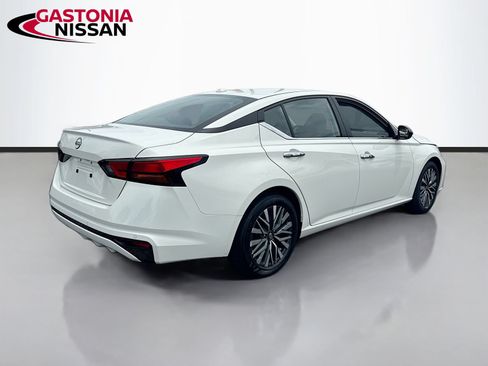 Used 2025 Nissan Altima 2.5 SV FWD image 9