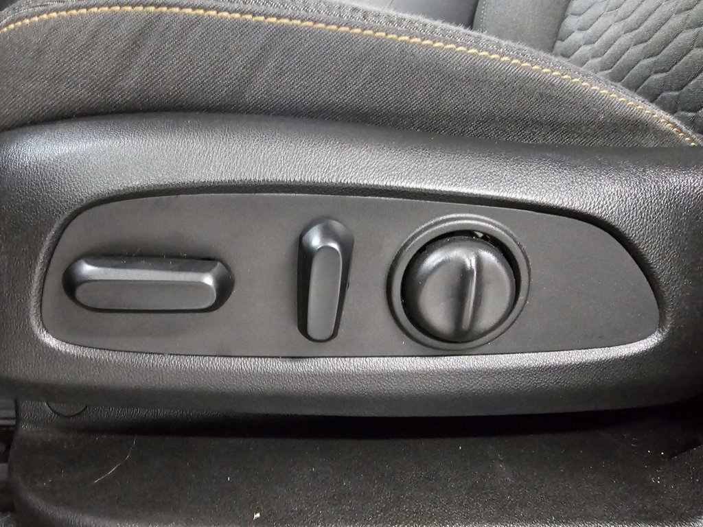 Used 2020 Chevrolet Equinox LT FWD image 16
