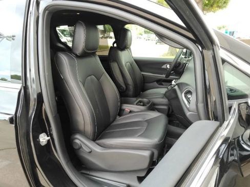 Used 2026 Chrysler Pacifica Select FWD image 22