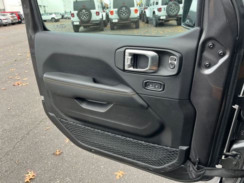 Used 2025 Jeep Wrangler Sahara image 20