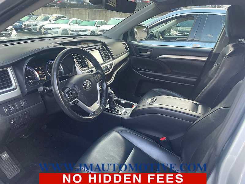 Used 2019 Toyota Highlander XLE w/ Carpet Mat Package (TMS) AWD/4WD image 2
