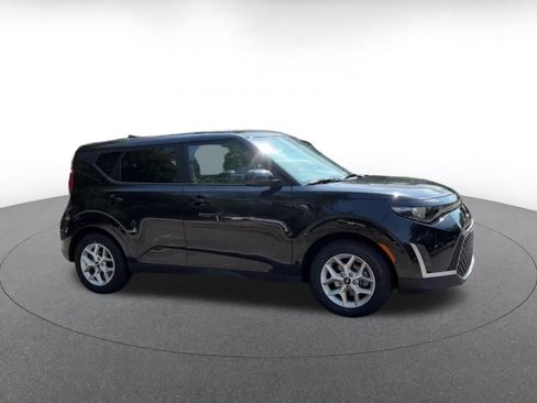 Used 2025 Kia Soul LX w/ LX Technology Package FWD image 2