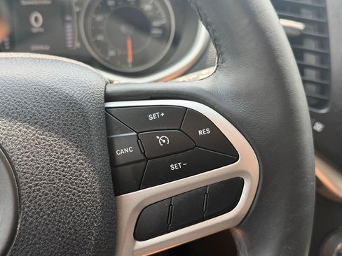 Used 2018 Jeep Cherokee Latitude Plus FWD image 13