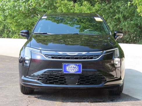 New 2027 Chrysler Pacifica Select w/ Family Tech Group AWD/4WD image 14