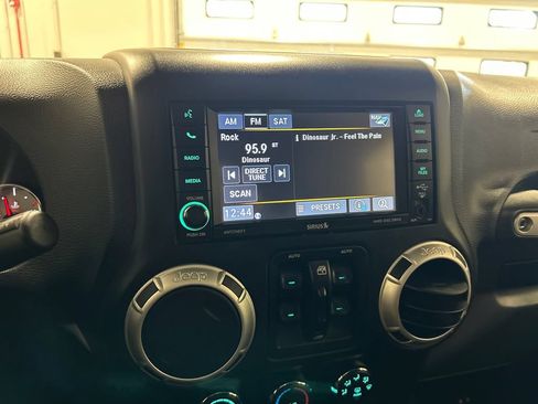 Used 2015 Jeep Wrangler Unlimited Sahara w/ Connectivity Group AWD/4WD image 22