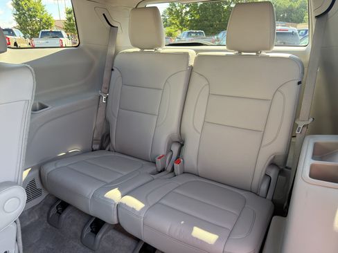 Used 2021 GMC Acadia SLT w/ Technology Package FWD image 26