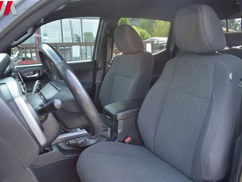 Used 2018 Toyota Tacoma TRD Off-Road AWD/4WD image 11