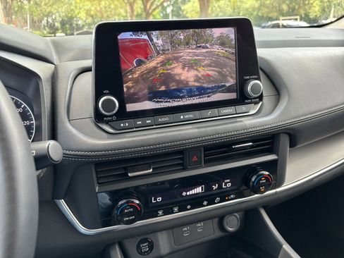 Used 2025 Nissan Rogue SV FWD image 17