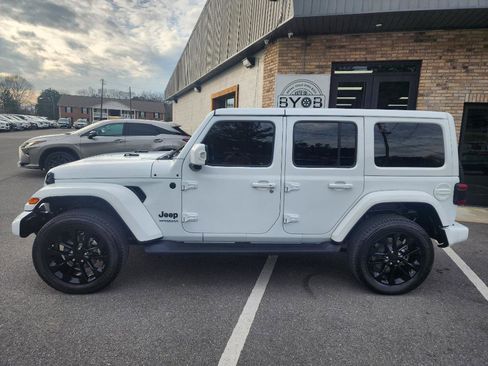 Used 2022 Jeep Wrangler Unlimited Sahara image 2