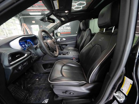 Used 2025 Chrysler Pacifica Limited FWD image 9