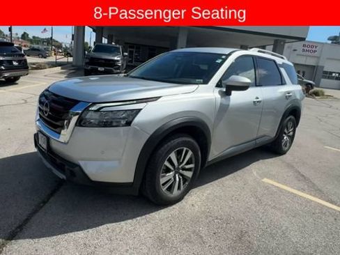 Used 2025 Nissan Pathfinder SL FWD image 4