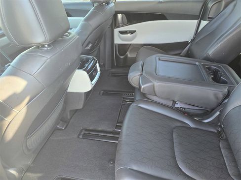 Used 2023 Kia Carnival EX image 13