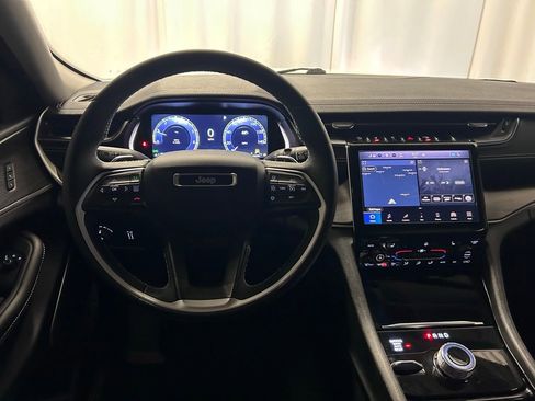 Used 2023 Jeep Grand Cherokee Limited image 3