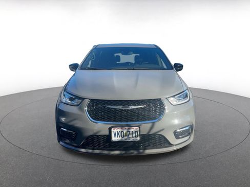 Used 2025 Chrysler Pacifica Select image 2