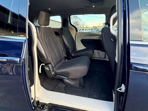 Used 2018 Chrysler Pacifica Touring Plus image 10