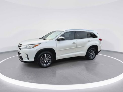 Used 2017 Toyota Highlander XLE image 4