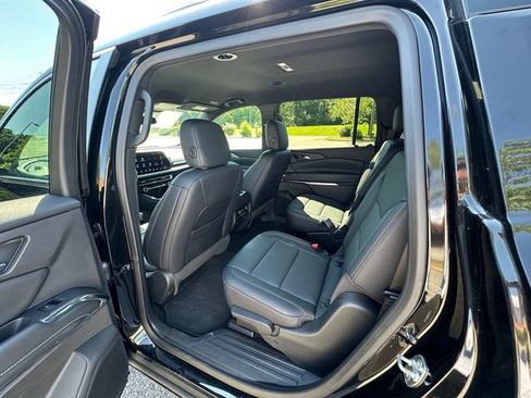 Used 2025 Chevrolet Traverse LT FWD image 19