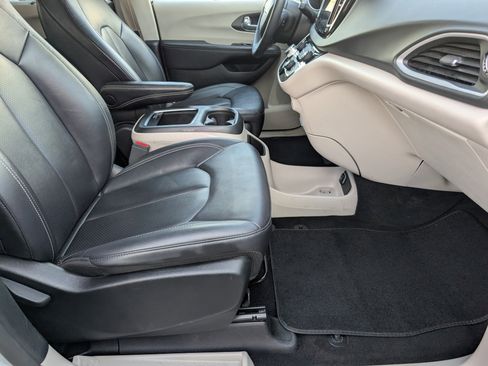 Used 2024 Chrysler Pacifica Touring-L FWD image 27