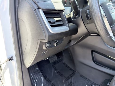 Used 2024 GMC Terrain SLE FWD image 25