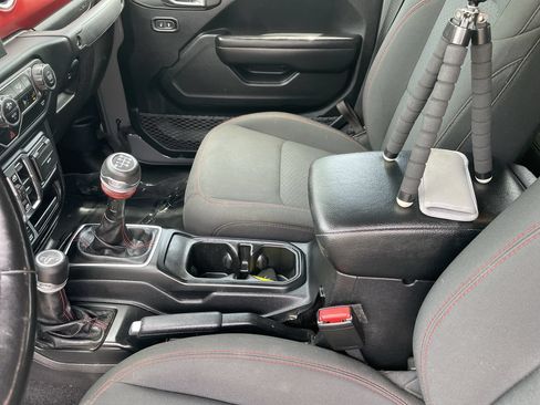 Used 2021 Jeep Gladiator Rubicon w/ Cold Weather Group AWD/4WD image 20