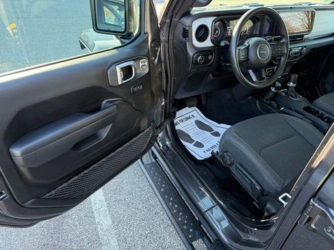 Used 2025 Jeep Gladiator Sport image 15