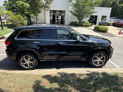 Used 2020 Jeep Grand Cherokee Overland AWD/4WD image 11