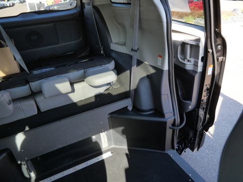 Used 2024 Toyota Sienna XLE w/ XLE Plus Package FWD image 14