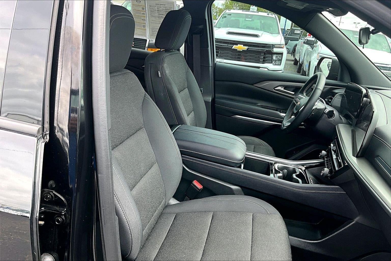 Used 2025 Chevrolet Traverse LT w/ Driver Confidence Package FWD image 6