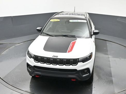 Used 2025 Jeep Compass Trailhawk w/ Trailhawk Convenience Group AWD/4WD image 22