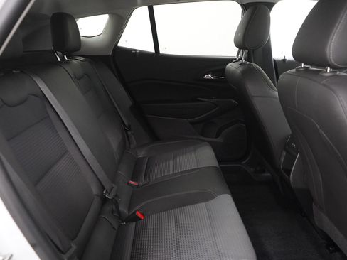 Used 2024 Chevrolet Trax LT w/ Sunroof Package image 11