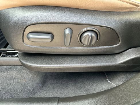 Used 2023 Chevrolet Traverse Premier image 12