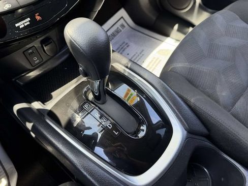 Used 2016 Nissan Rogue SV AWD/4WD image 19