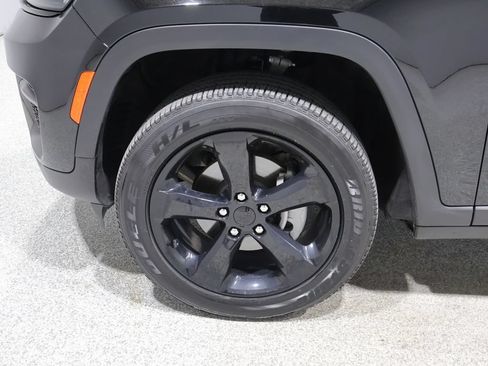 Used 2023 Jeep Grand Cherokee Altitude AWD/4WD image 9