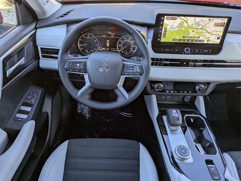 New 2025 Mitsubishi Outlander SE image 17