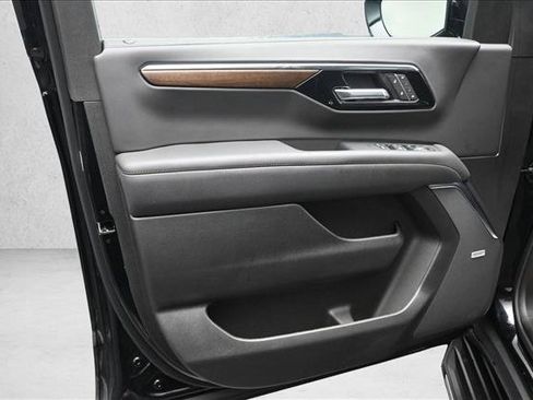 Used 2025 Chevrolet Tahoe High Country AWD/4WD image 18