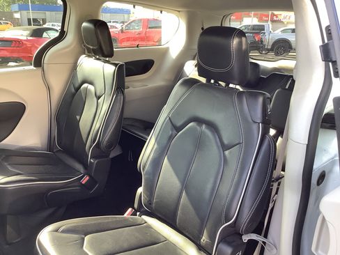 Used 2023 Chrysler Pacifica Limited FWD image 11