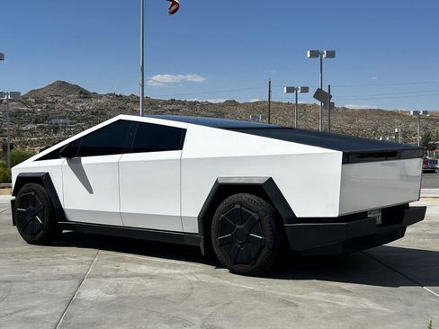 Used 2024 Tesla Cybertruck AWD Crew Cab image 5
