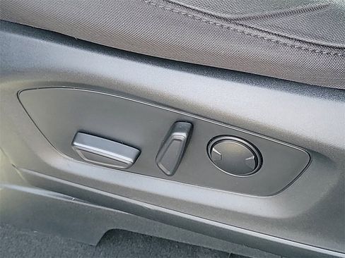 Used 2023 Ford Explorer XLT image 15