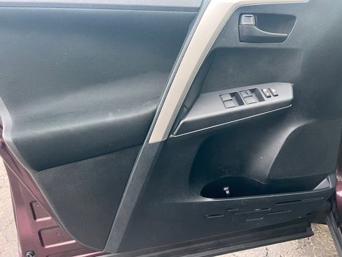 Used 2018 Toyota RAV4 LE image 10