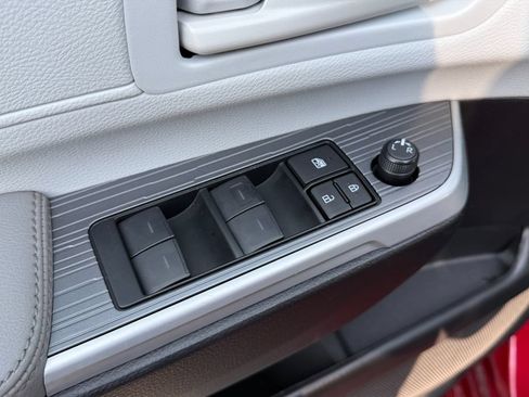 Used 2025 Toyota Sienna LE FWD image 17